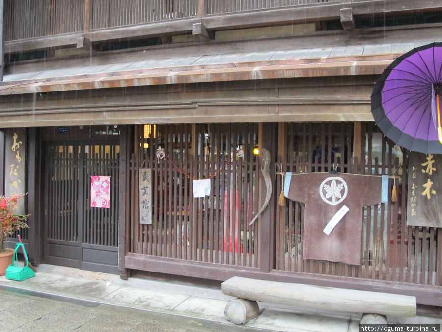 Иногда надо заходить в такие магазины-рестораны Гудзё, Япония
