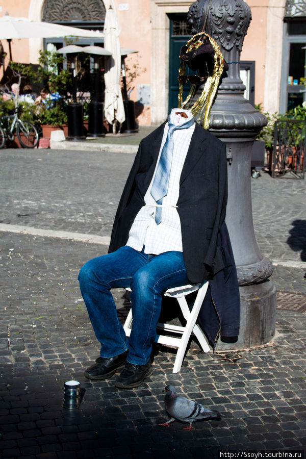 И как здесь только не зарабатывают деньги: полно уличных актеров, некоторые вон без головы от всего происходящего) Рим, Италия