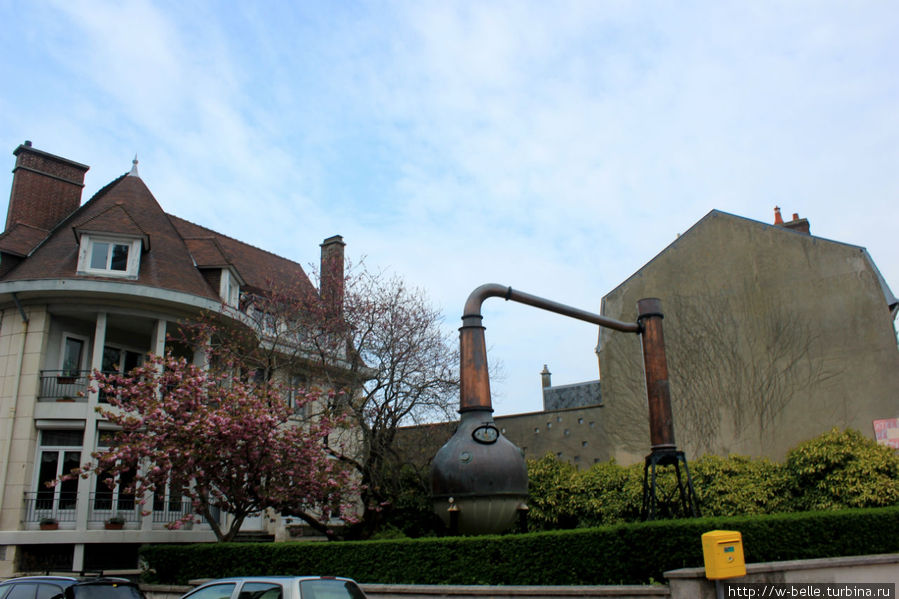 Еще один памятник самогонному аппарату с другой стороны здания. Фекам, Франция