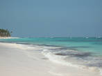 Чистейший белый песок. Лазоревое небо и волшебный океан. Пожалуй, это один из лучших пляжей в мире!