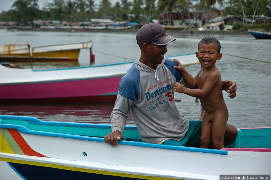 Отец и сын. Папуа, Индонезия