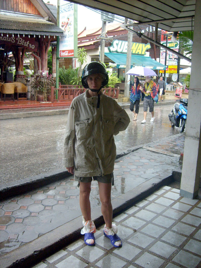 Оптимальный наряд для езды на мотоцикле под дождем Остров Самуи, Таиланд