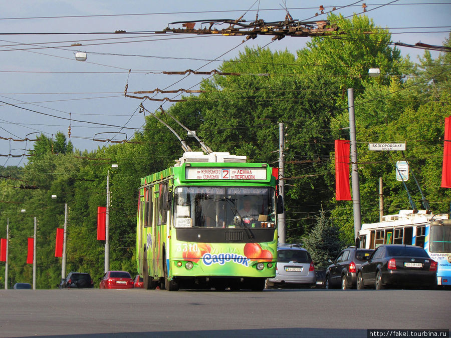 Троллейбус на границе Сумской улицы и Белгородским шоссе. Харьков, Украина