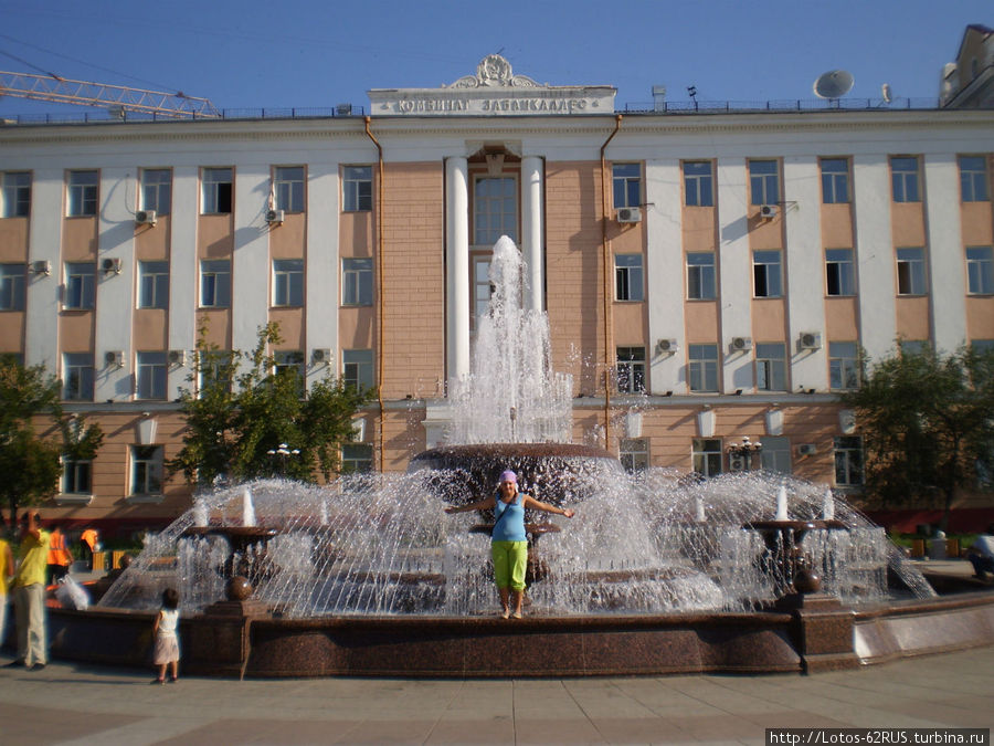 Светомузыкальный фонтан на главной площади города Улан-Удэ, Россия