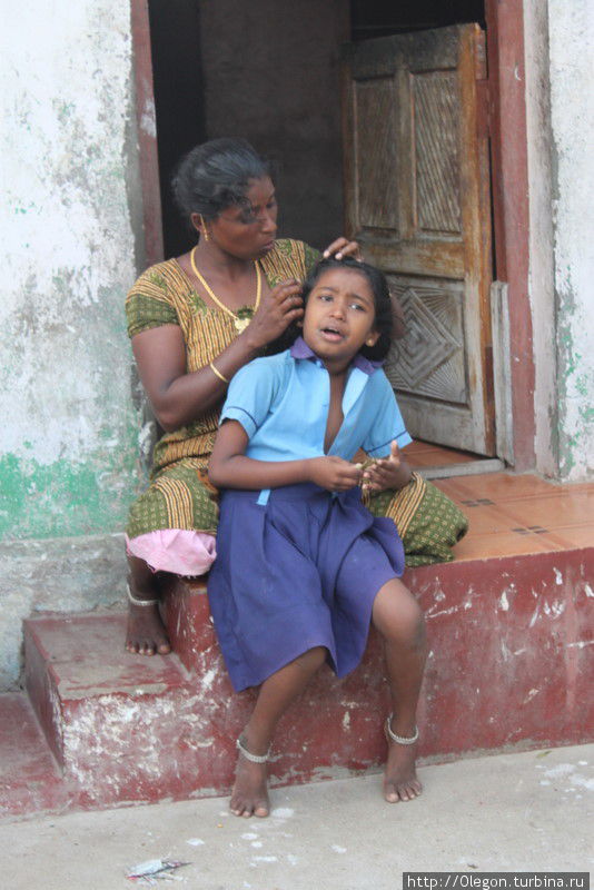 Утренний марафет, девочку прихорашивают перед школой Каньякумари, Индия