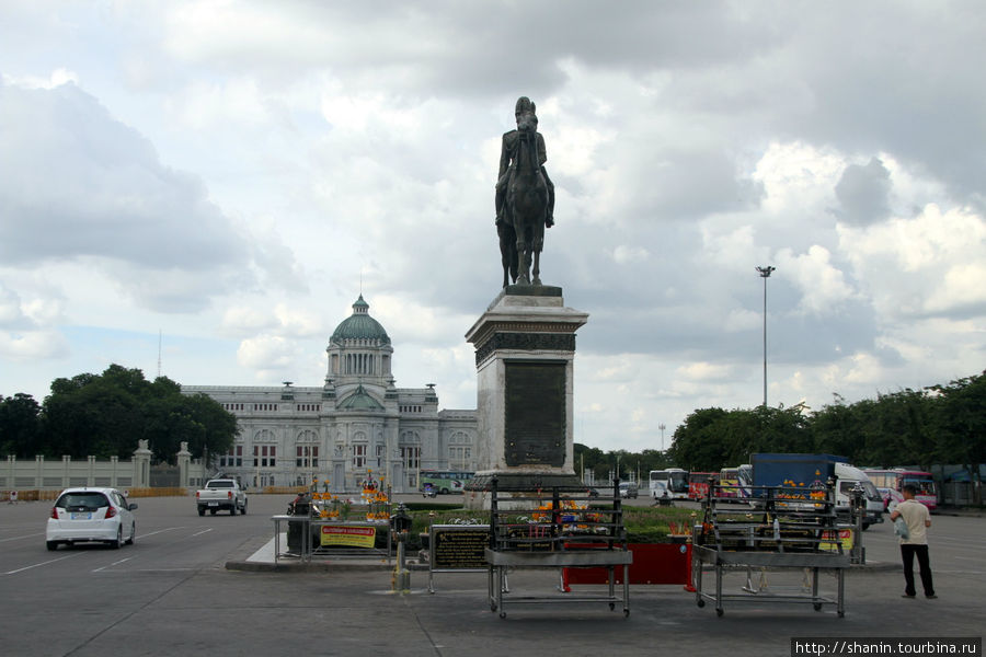 Королевская площадь и конный памятник королю Чуалангкорну Бангкок, Таиланд