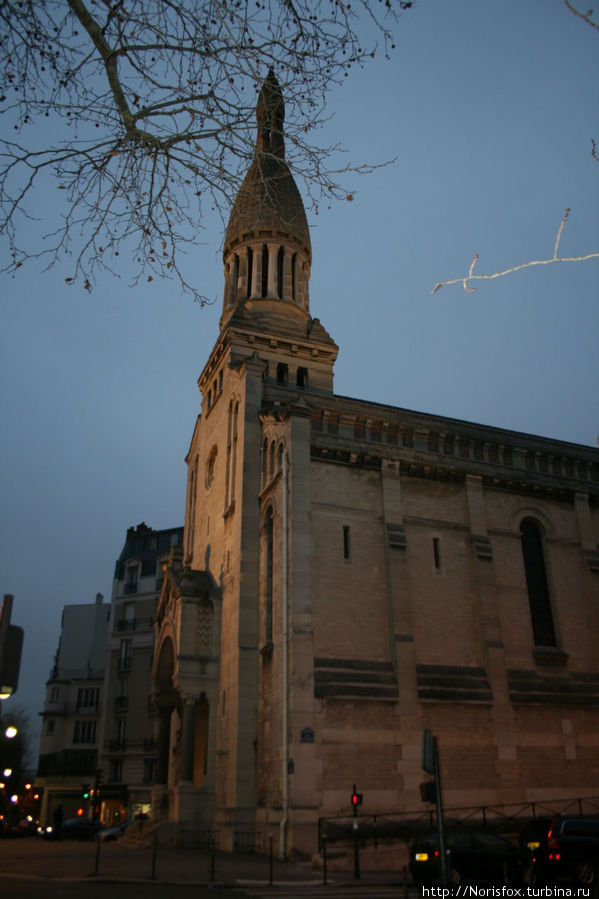 Церковь Отея в январских сумерках (N.D. d,Auteil) Париж, Франция