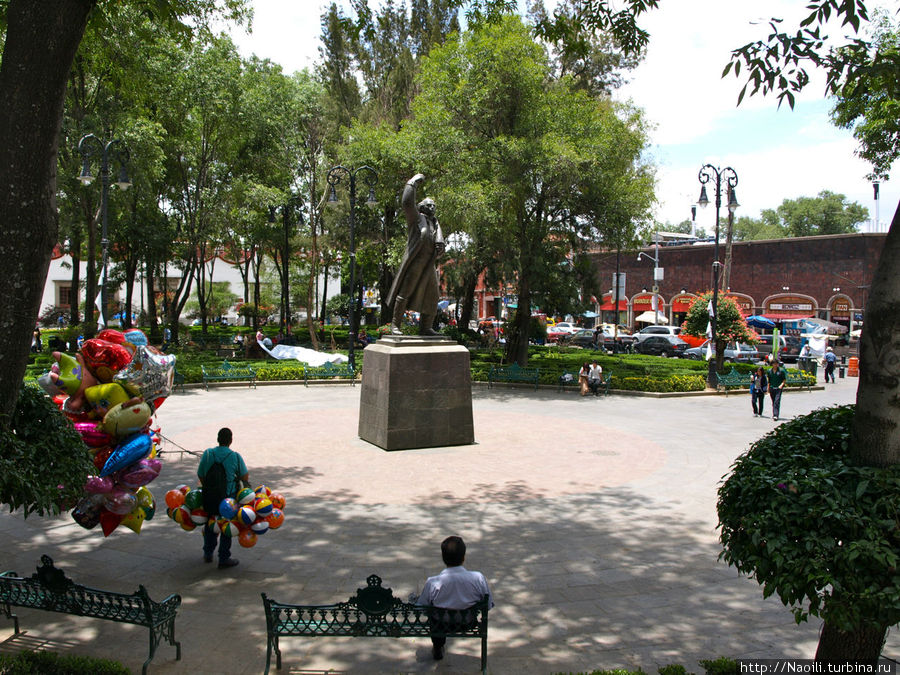 Статуя Идальго в парке Федеральный округ, Мексика