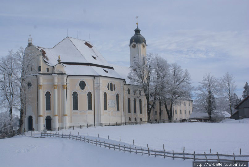 Вот такой я ее увидела впервые: одинокая белая церковь на огромной, засыпанной снегом поляне. Штайнгаден, Германия