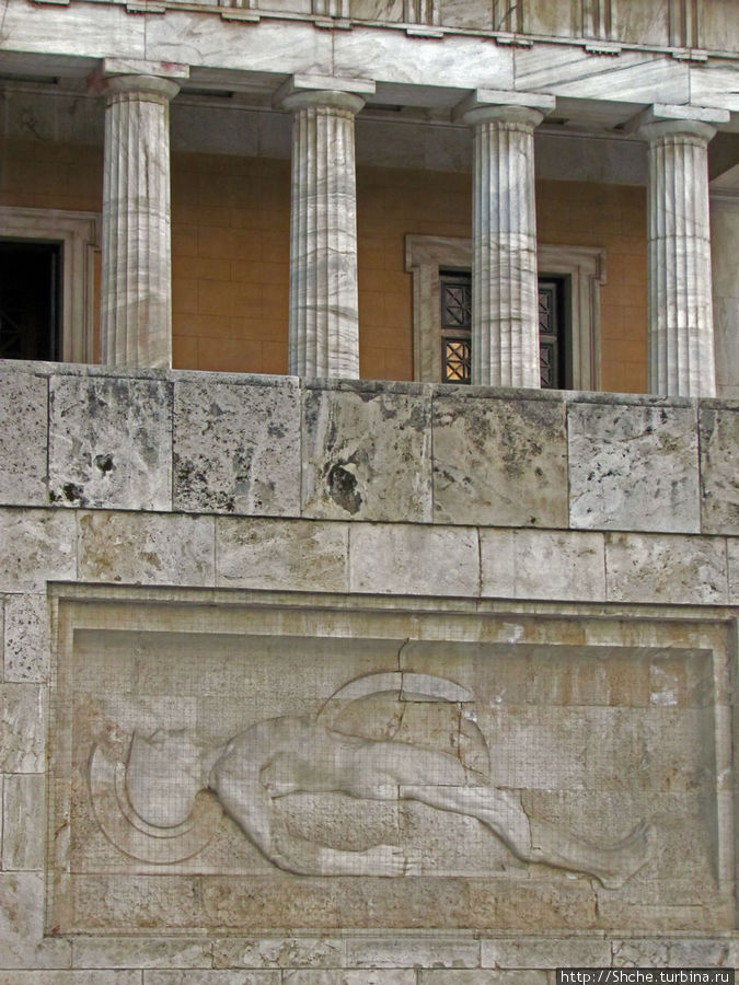 Могила неизвестного солдата, у которой несут караул эвзоны Афины, Греция