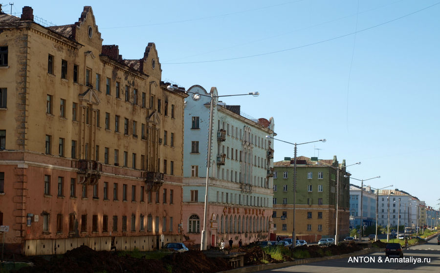 Но также в Норильске есть много недостроенных и заброшенных зданий. Норильск, Россия