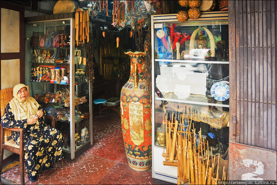 На Кесаване расположено огромное количество лавочек, но сувенирных магазинов почти нет — я нашел всего парочку. Медан, Индонезия