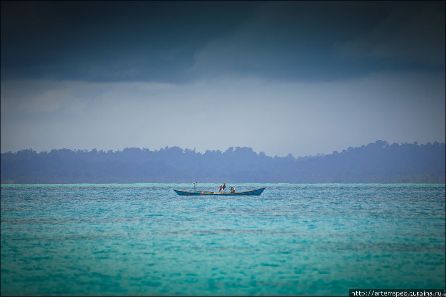 Только эти люди в лодках связывают тебя и цивилизацию — к тому же, у них можно купить рыбу. Суматра, Индонезия