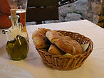 Свежеиспеченный хлеб и домашнее оливковое масло