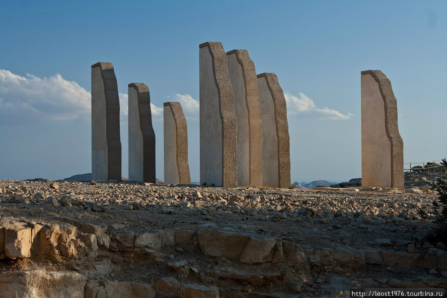 Наверно памятник высеченным на камнях заповедям Моисея Мицпе-Рамон, Израиль