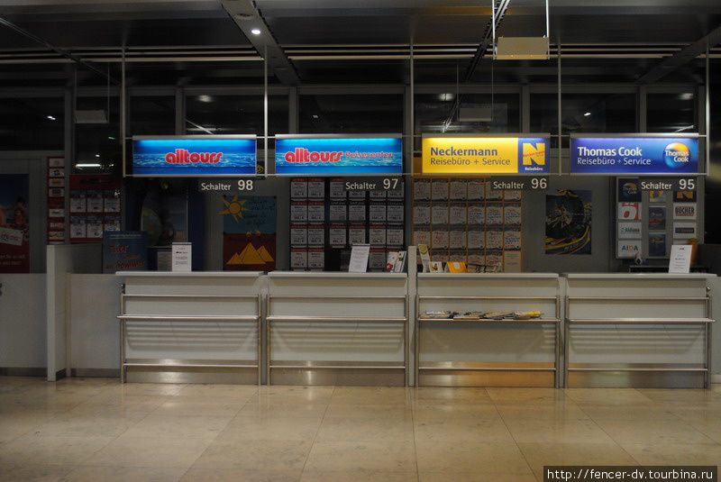 В аэропорту огромное количество стоек туристических компаний, предлагающих горящие туры. Нюрнберг, Германия