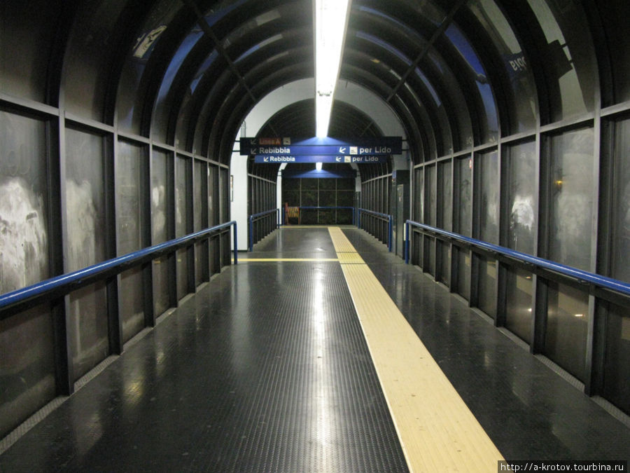надземный переход (между платформами метро) Рим, Италия