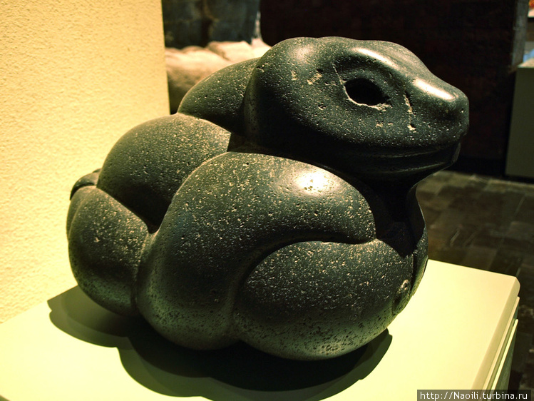 Статуя змеи эпохи ацтков