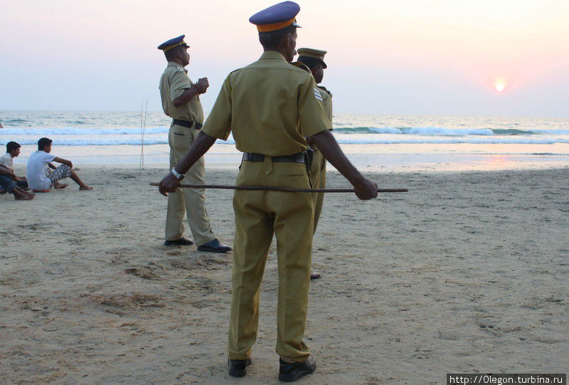 Даже полицаи романтики- любуются закатом Штат Керала, Индия