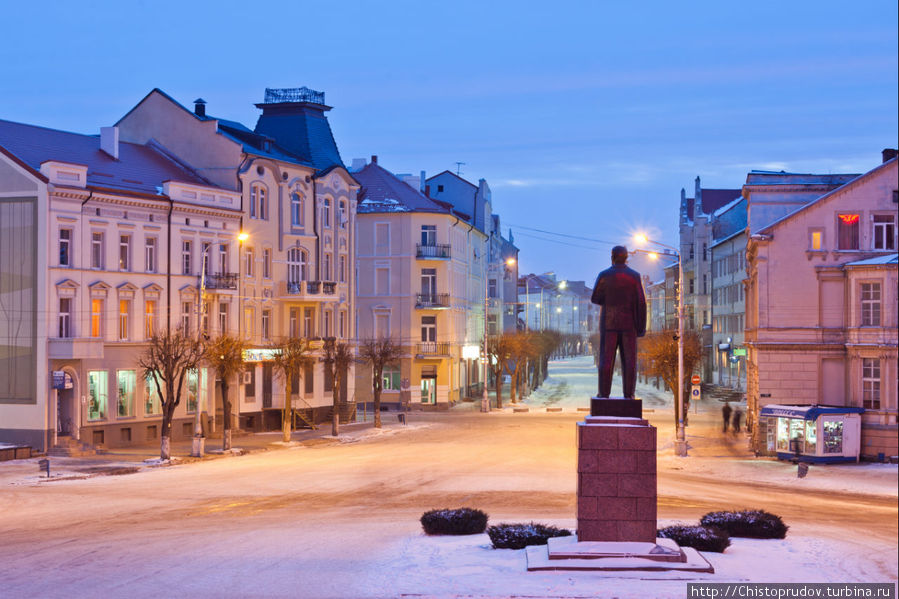 Дедушка Ленин не понимает, почему его памятник стоит на площади европейского городка. Вид из окна моего номера. Калининградская область, Россия