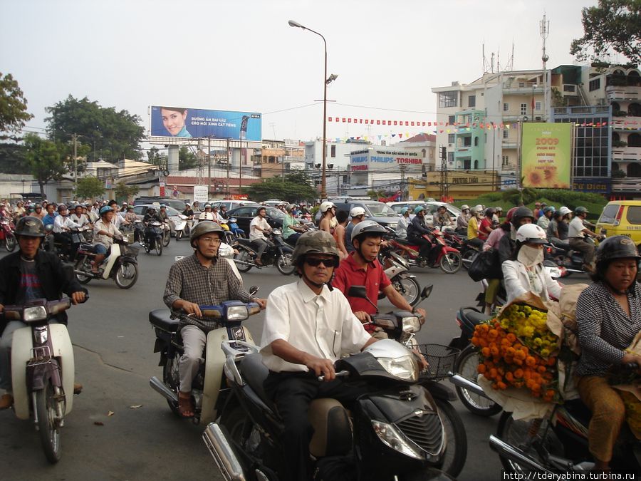 А так обычно выглядят улицы Сайгона (Хошимина). На 8 млн жителей насчитывается 4 млн мотоциклов Фантхиет, Вьетнам