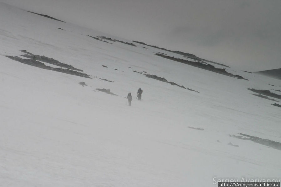Длинные траверсы по снежникам в тумане Перевал Дятлова, Россия