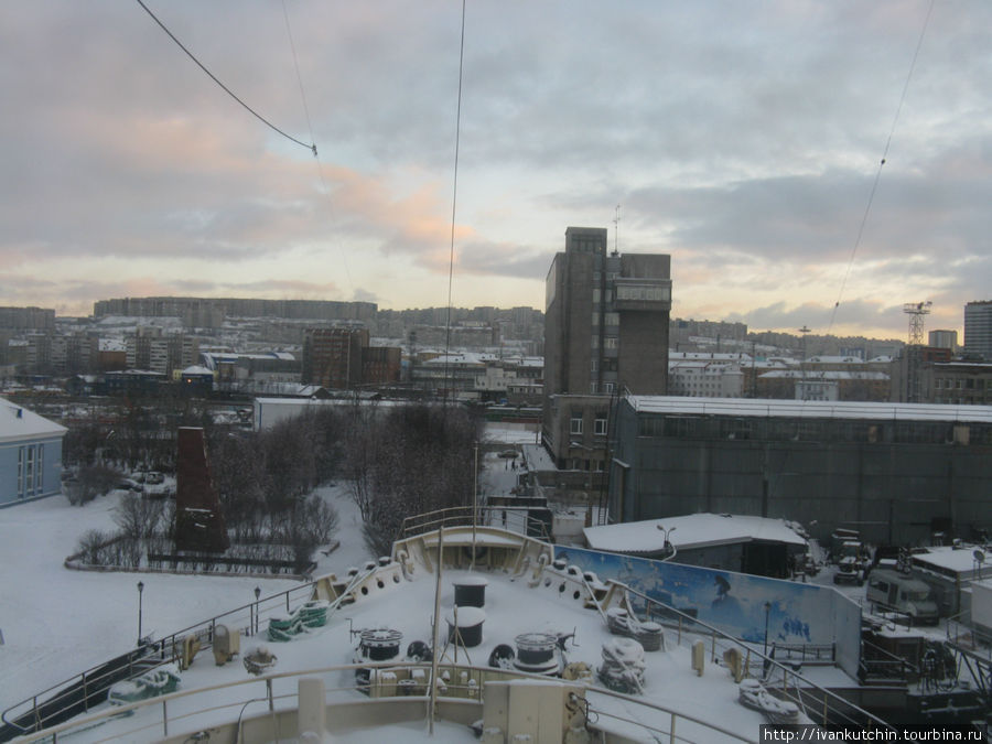 Ходовая рубка. Вид вперед, на здание Мурманского морского пароходства. Мурманск, Россия