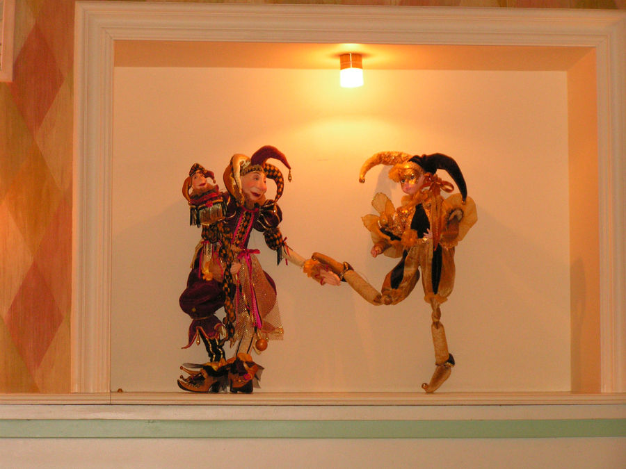 В интерьере присутствуют цирковые мотивы. Куклы Арлекино в нише. Москва, Россия
