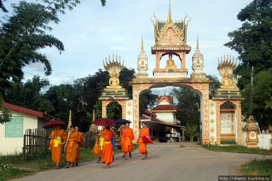 Вход в монастырь Пхонсаван, Лаос
