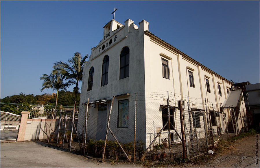 Ну и напоследок в самом конце трейла (а по путеводителю — в его начале), стоит лютеранская церковь, построеная тут в 1901 году людьми хакка (эт китайцы такие). Это частная собственность и огорожена она, как тюрьма Гонконг
