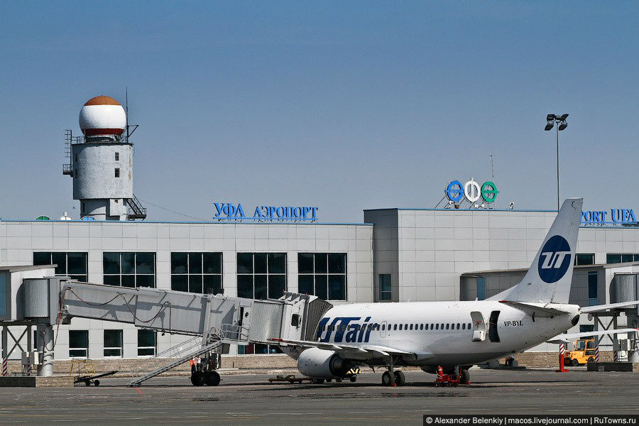 Аэропорт имеет забавное прозвище Три Шурупа, связанное с написанием названия аэропорта, выполненным на башкирском языке (ӨФӨ) на верхней части терминала аэропорта. При этом написание действительно напоминает головки ввёрнутых шурупов. Уфа, Россия