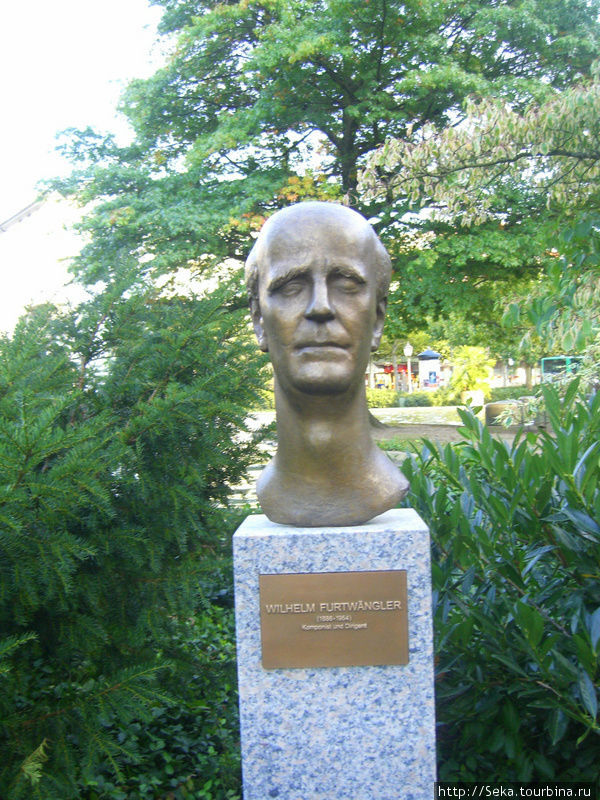 Памятник немецкого композитору и дирижеру Вильгельму Фуртвенглеру Баден-Баден, Германия