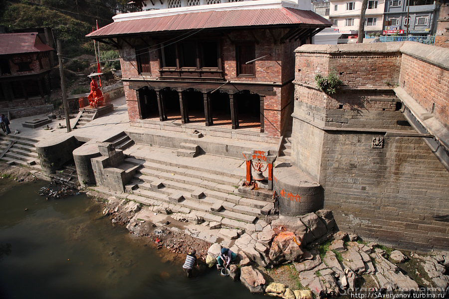 Чудесное сомопроявленное изваяние Паравати (жены Шивы) под мостом в районе Пашупати Катманду, Непал