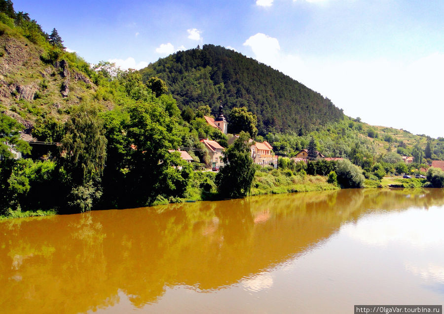 Речка Бероунка с коричневатым оттенком Карлштейн, Чехия