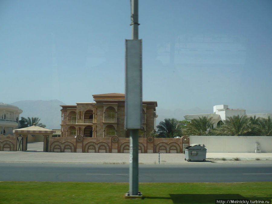 Дибба из окна автобуса Дибба-Аль-Хисн, ОАЭ