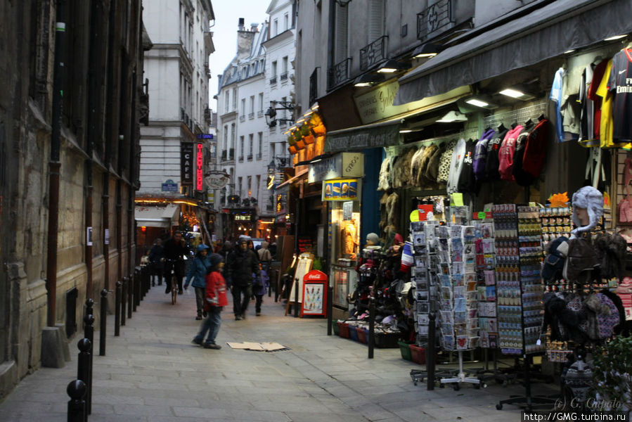 Улица с сувенирными магазинчиками Париж, Франция