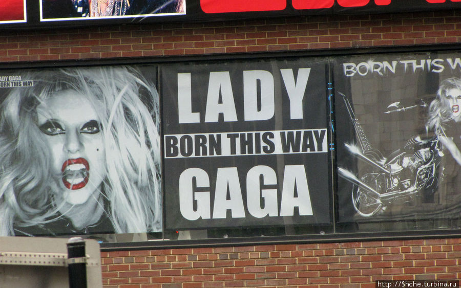 Я тогда не знал, что это реклама нового альбома Lady Gaga, подумал, грешным делом, что она тут где родилась... Нью-Йорк, CША