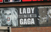 Я тогда не знал, что это реклама нового альбома Lady Gaga, подумал, грешным делом, что она тут где родилась...