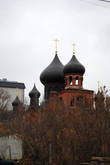 Никогда не видел православных храмов с черными куполами