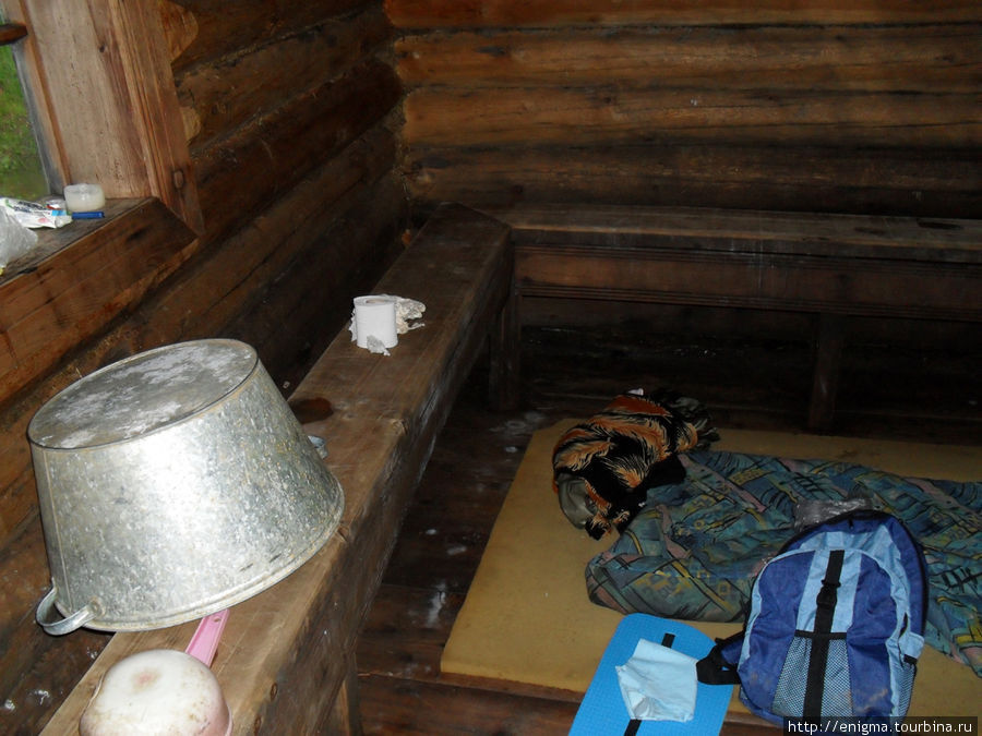 Вот так и ночевала в этой бане лесников на сыром полу ! Республика Алтай, Россия