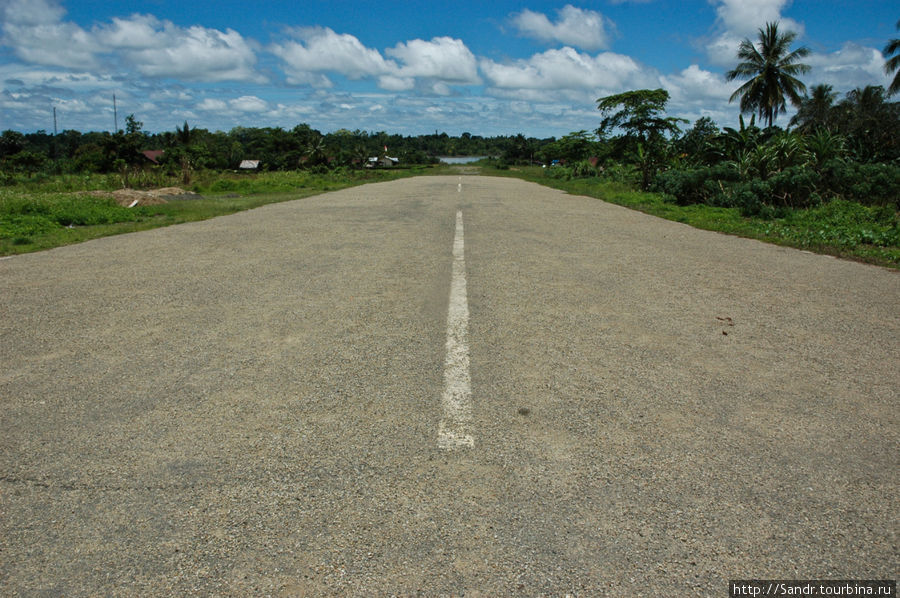 Административный центр деревни (да, в Дабре есть и такой) расположен вдоль взлетно-посадочной полосы. Папуа, Индонезия