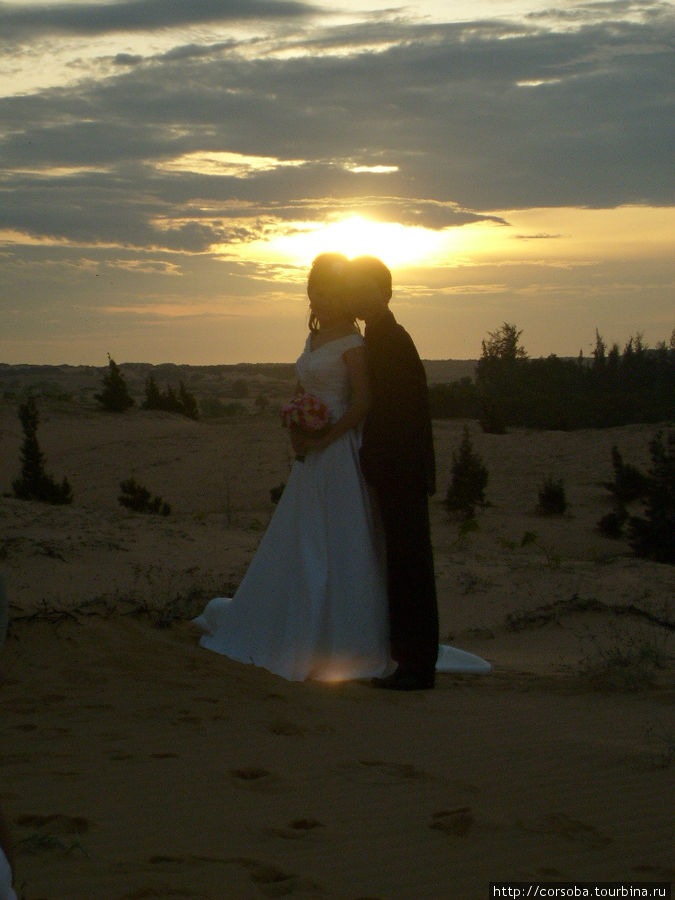 Это свадебная фотосессия в дюнах — принято с восходом солнца встречать семейную жизнь! Муй-Не, Вьетнам