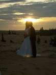 Это свадебная фотосессия в дюнах — принято с восходом солнца встречать семейную жизнь!