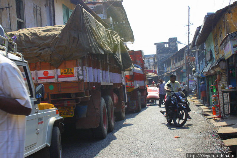 Трафик на индийских дорогах всегда плотный Кочи, Индия