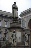 Памятник Леонардо да Винчи с его последоватеями перед зданием театра.
