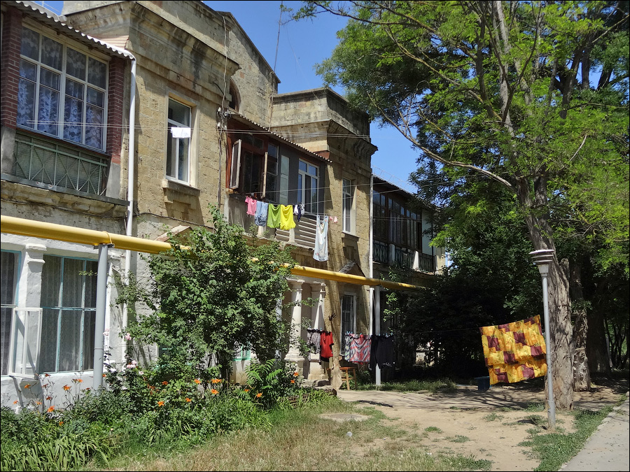 Старый дом бывшего гарнизонного общежития Кача, Россия