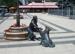 Памятник девочке с собакой на набережной Дуная