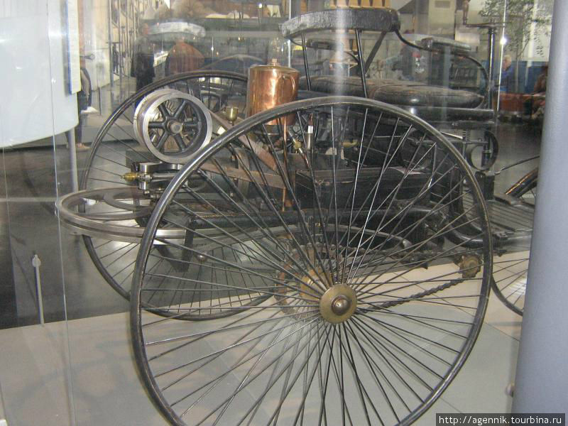 Двигатель автомобиля Бенца
Кстати, именно это — первый автомобиль в мире! Единственный (по определению) экземпляр хранится именно здесь — даже в заводском музее Мерседеса только копия. Мюнхен, Германия