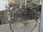 Двигатель автомобиля Бенца
Кстати, именно это — первый автомобиль в мире! Единственный (по определению) экземпляр хранится именно здесь — даже в заводском музее Мерседеса только копия.