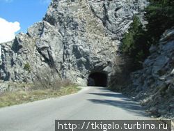 За этим тоннелем расположена деревня Негуши. Черногория